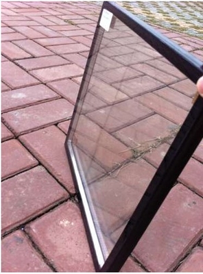 絶縁されたカーテンの建物色ガラス